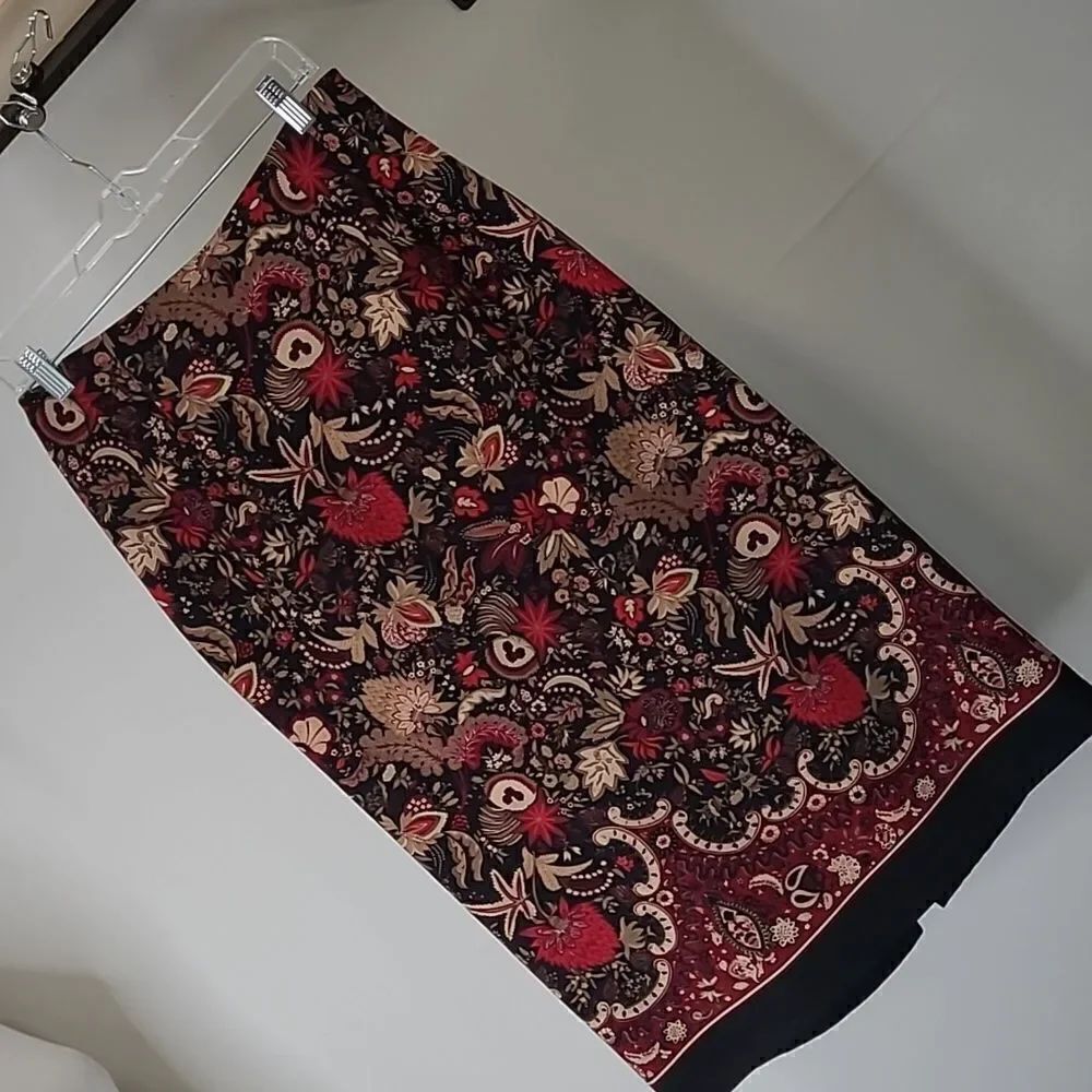 Briggs sz 10P poly spandex skirt. Feels like rich velvet